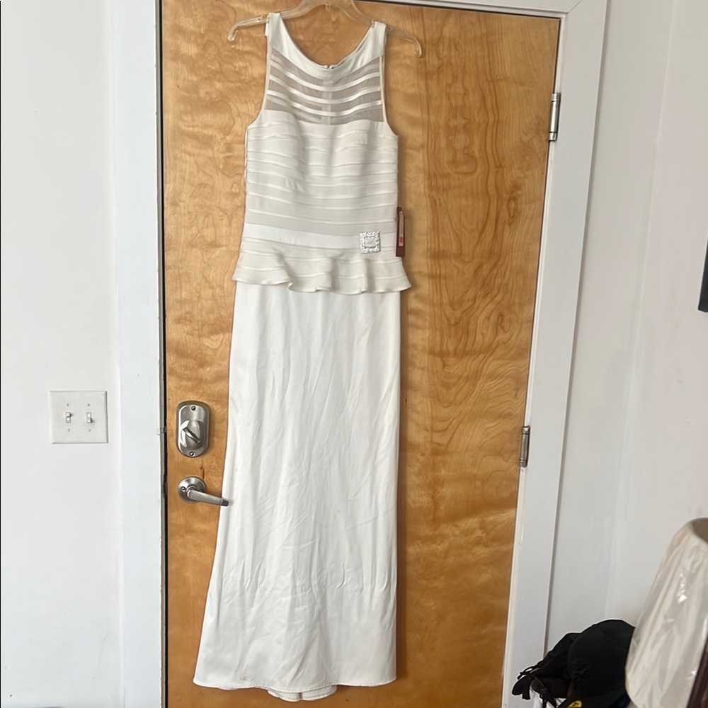 Elegant White Sleeveless Dress